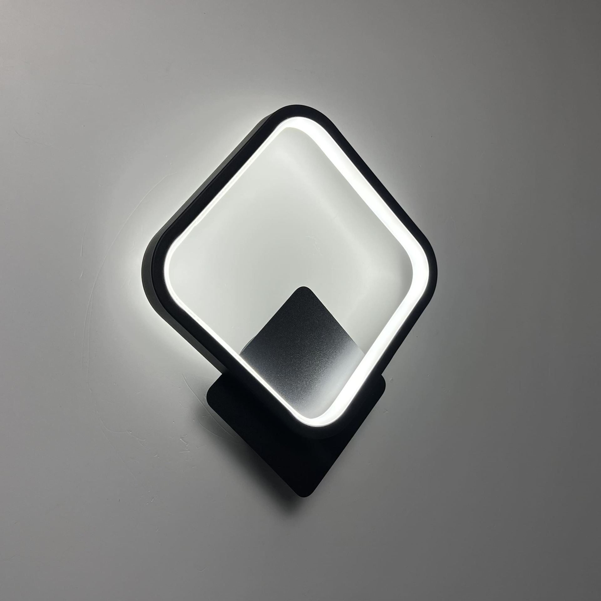 Бра LUMINARIA QUADRO 21W S BLACK CCT (с выключателем)