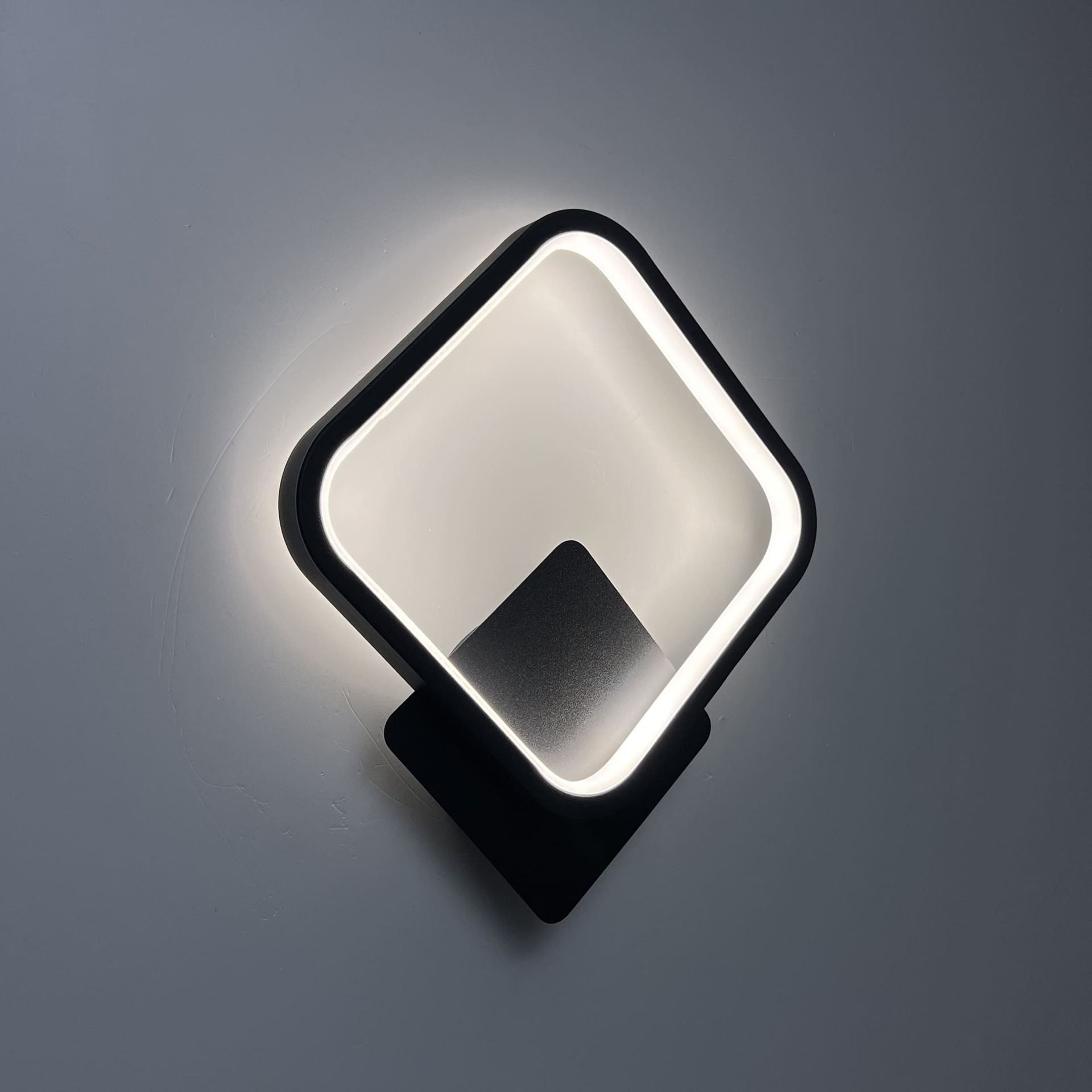 Бра LUMINARIA QUADRO 21W S BLACK CCT (с выключателем)